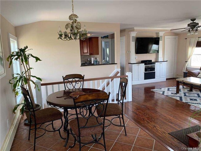 38 Clayton Ave Unit Upper