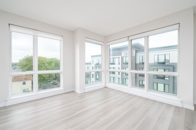 Photo - 16 Bennett St Unit 512