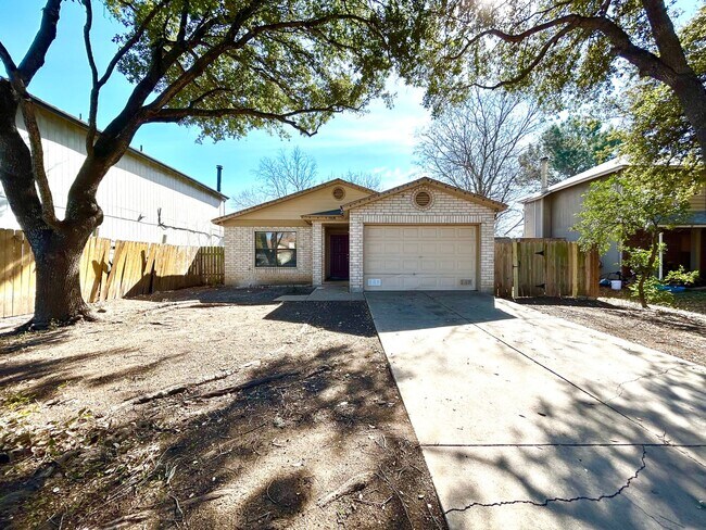 Photo - MUST SEE!! Lovely 3 Bedroom / 2 Bath Home ...