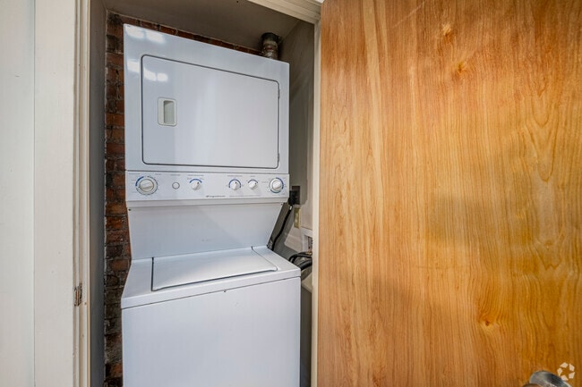 2BR, 1BA - 900SF - Laundry