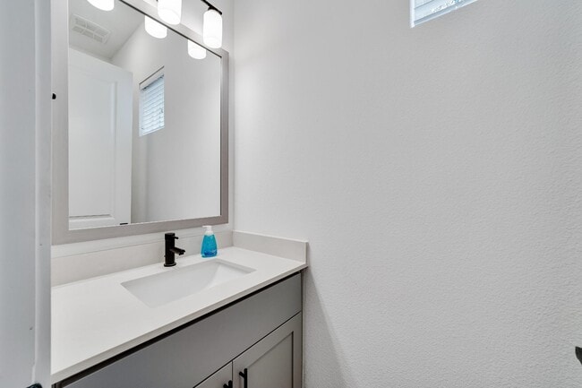 Building Photo - 1601 Mustang Dr Rental