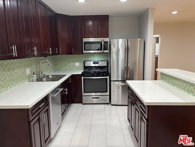 Building Photo - 2488 Beachwood Dr Unit 4 Rental