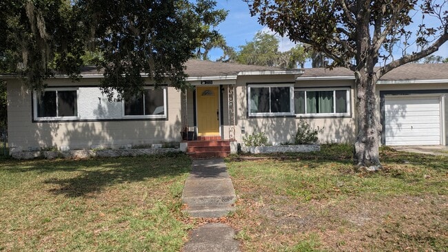 Photo - 215 S Elm Rd House