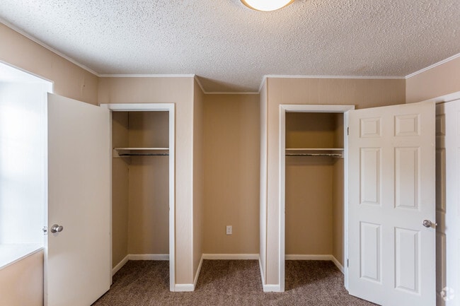 2BR, 1BA - 736 SF - Townhouse
