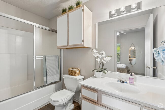 2BR, 2BA - 1,043SF - Second Bathroom