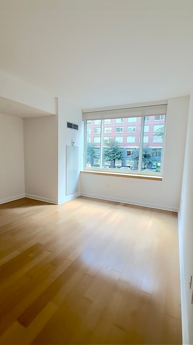 Building Photo - 211 N End Ave Unit 3P Rental