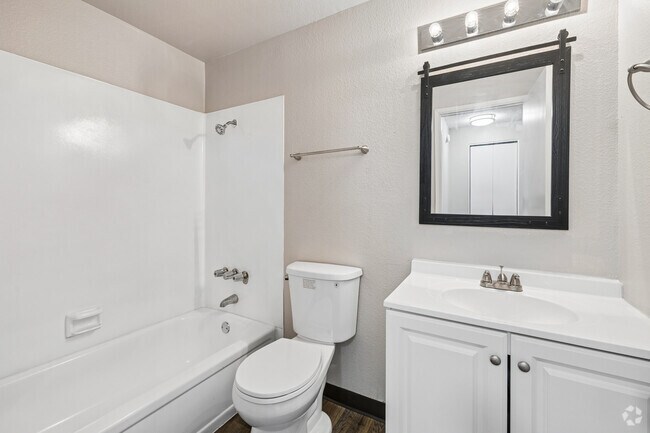 1BR, 1BA - 600SF - Bathroom