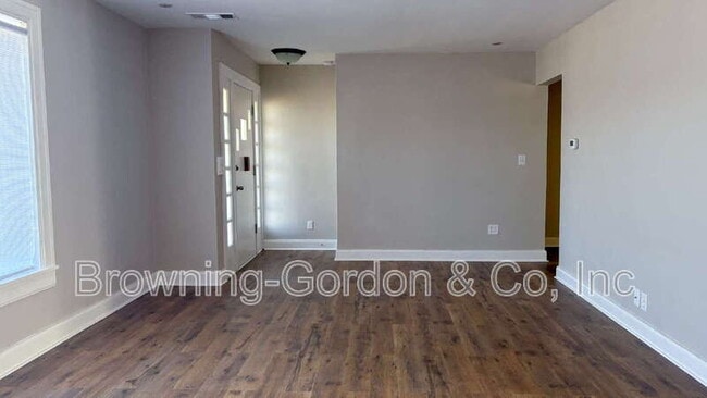 Photo - 328 E Thompson Ln