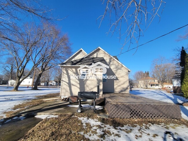 Photo - 206 Main St W