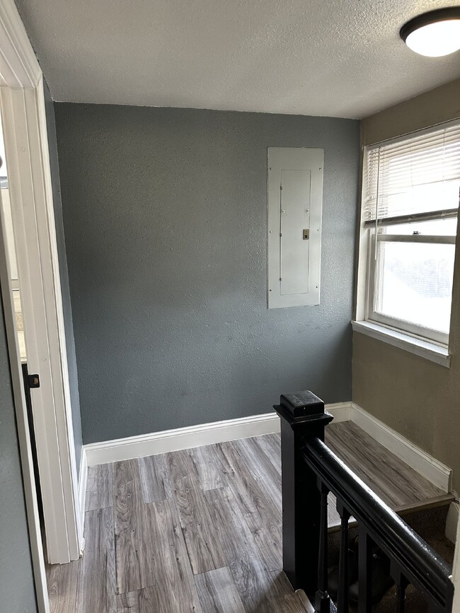 Photo - Enjoy an open floor plan in a prime locati... Unidad 2