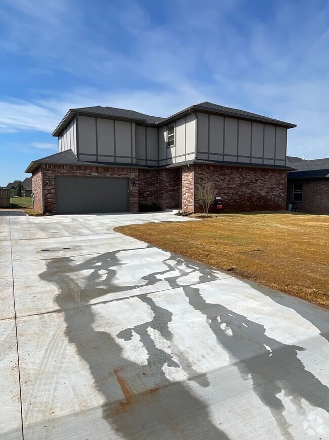 Building Photo - The Enclave-3 bed 2.5 bath home