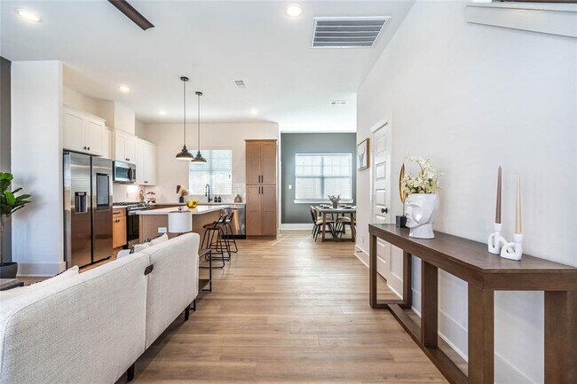 Photo - 5738 Roselane St