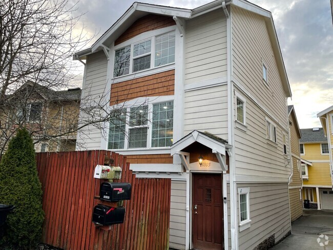 Building Photo - Huge Stand Alone Townhouse - Great space a...