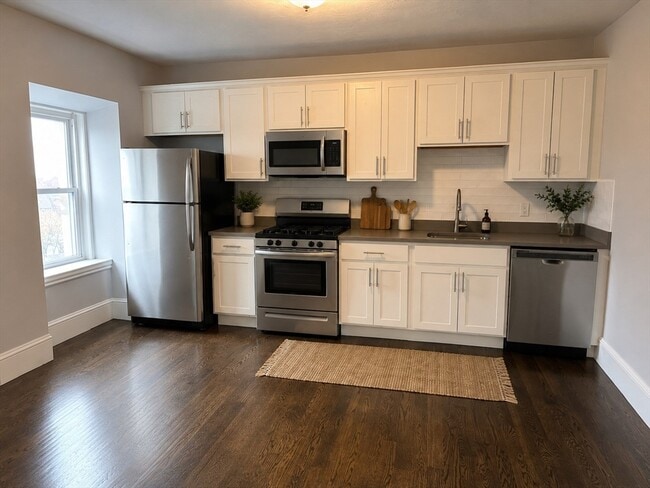 10 Cross St E Unit 3