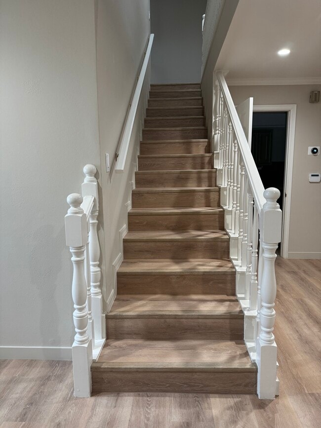Escalera - 18850 Hatteras St