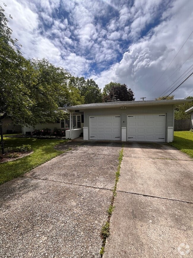 Building Photo - Upgraded 3 bed 2 bath large backyard Rental