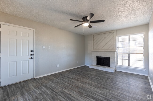 2BR, 2BA - 933SF - Living Room