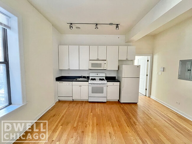 Building Photo - 4750 N Sheridan Rd Unit 1 Rental