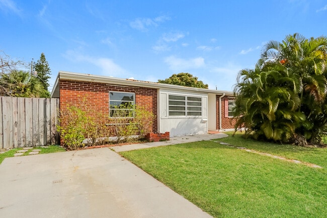 Building Photo - 3915 Mackinac Rd