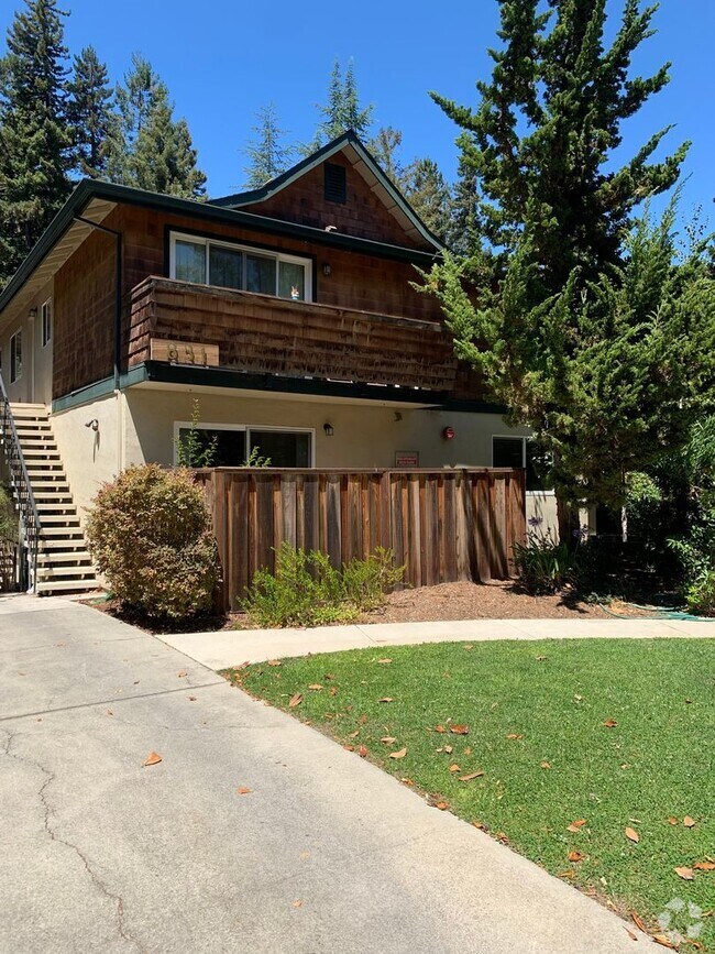 Building Photo - Spacious 2BD/2BA Apartment With Private Ba... Unit University 841