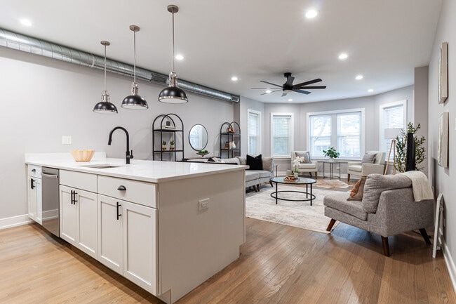 Building Photo - 2641 W Carmen Ave Unit 3