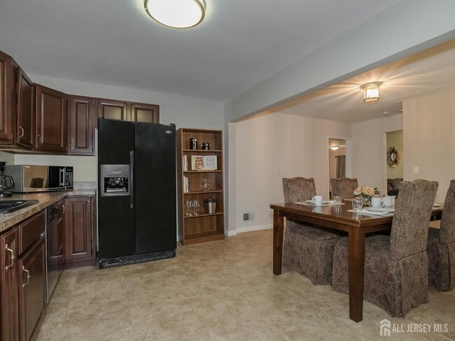 Photo - 33 Windsor Dr