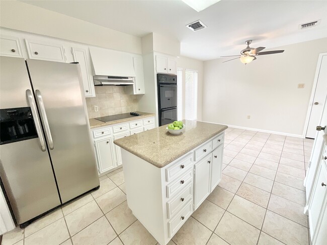 Building Photo - 2102 Briarcrest Dr