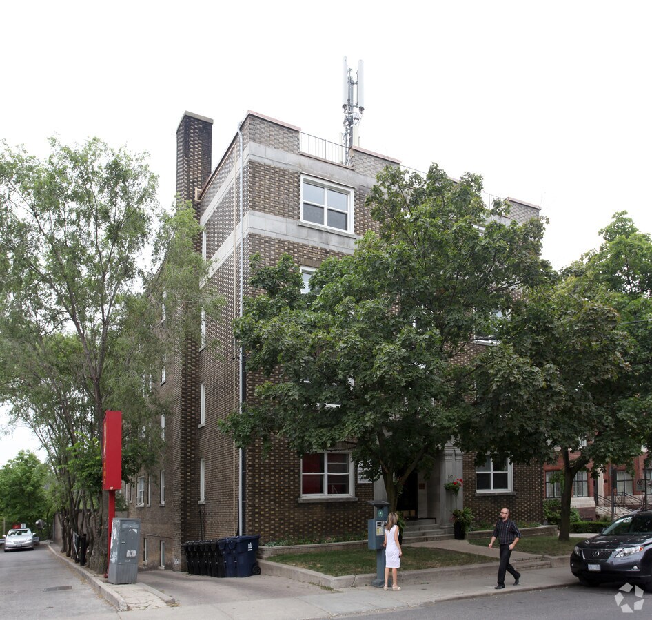 Primary Photo - 464 Spadina Rd