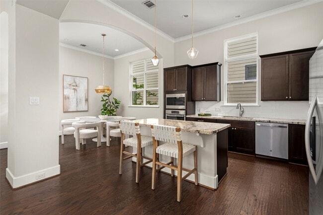 Photo - 5646 Larkin St