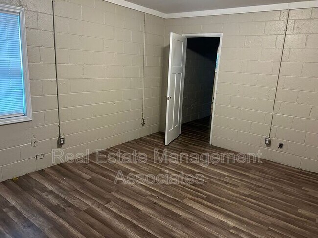 Photo - 907 Cleveland St