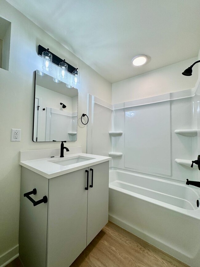 Photo - GRANGER 2819 DUPLEX Unit B