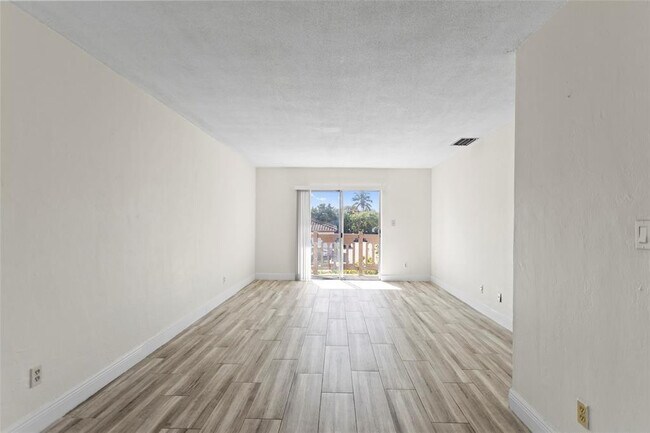 Photo - 493 NW 43rd St Unit 8