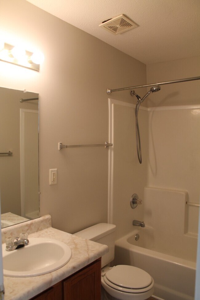 Photo - 940 Kingsbury Dr Unit B