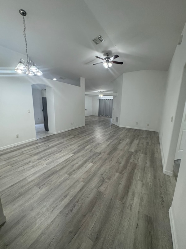 Photo - 833 Greenleaf Cir