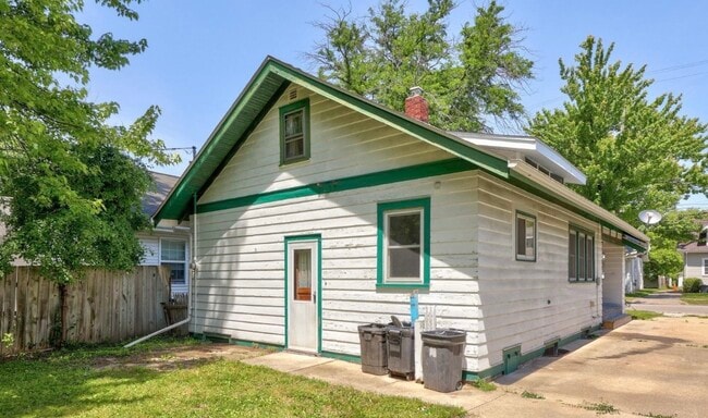 Photo - 2207 W Genesee Ave