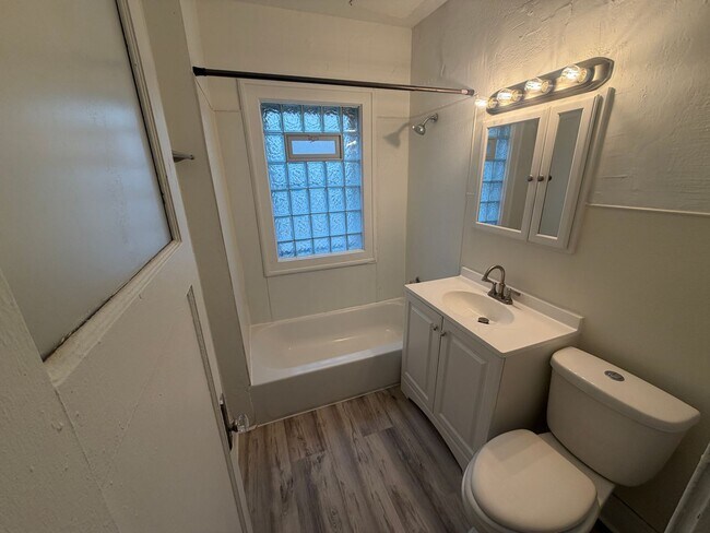 Photo - 3600 N Port Washington Rd Unit 3600 N Port Washington Ave (lower)