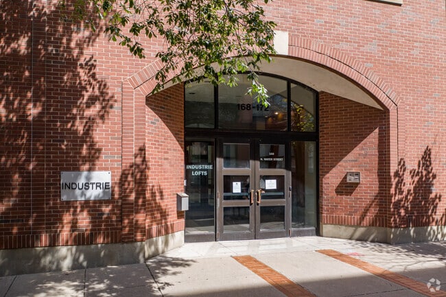 Entrada principal - Riverview Industrie Lofts Utilities Included