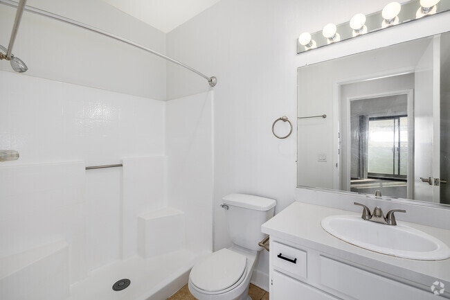 2BR, 2BA - 1,100SF - Second Bathroom - Citronia Luxe Towers Apartments