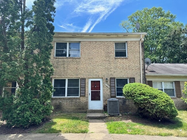 Building Photo - Cozy Townhome Living in a Convenient Lorton Location Unit B