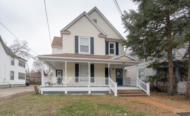 Photo - 261 Eastern Ave SE