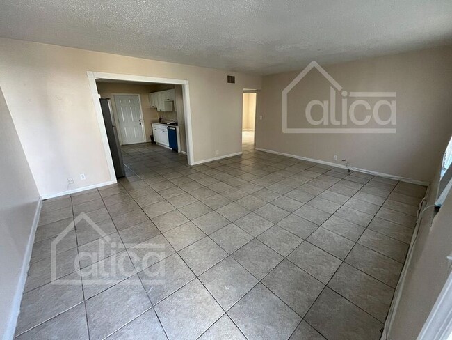 Building Photo - 610 6th St Unit #A