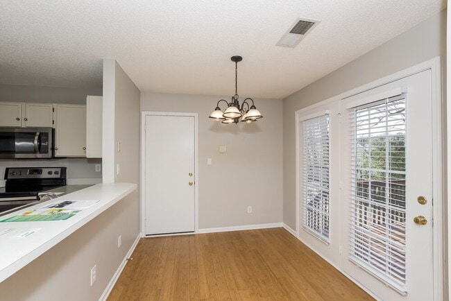 Photo - 925 Treasure Pl SW