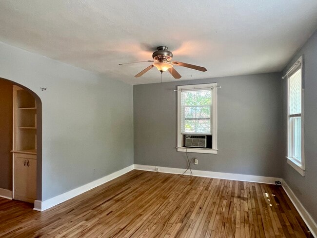 Building Photo - 4 W 52nd St Unit D