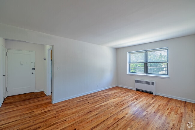 1BR, 1BA -700 SF - Living & Dining Room