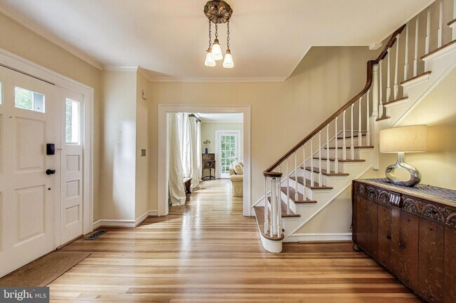 5809 Grosvenor Ln