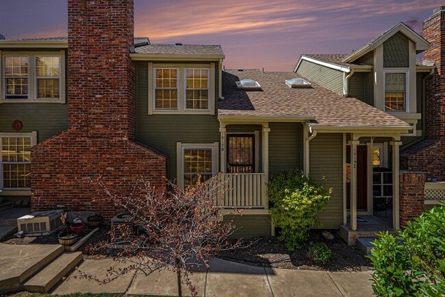 Building Photo - Conveniently Located 3BR/2.5 Bath Townhome