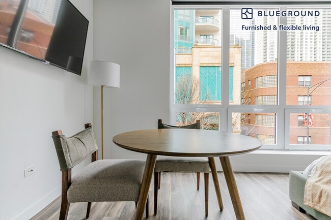 Photo - 61 W Erie St Unidad FL2-ID1394