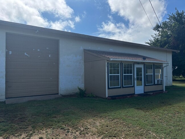 Building Photo - 1/1 Barndominium on One Gated Acre in Rura... Rental