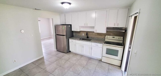 Photo - 2578 Seneca Ave