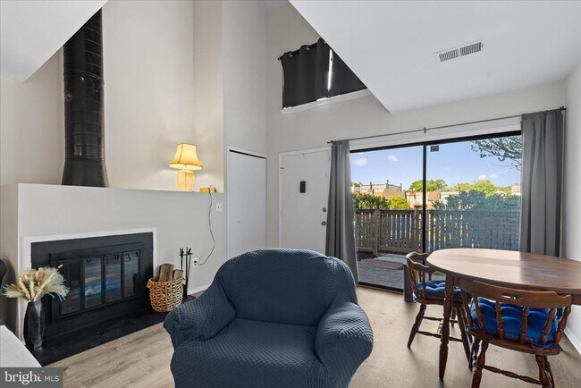 Photo - 3911 Woodhue Pl